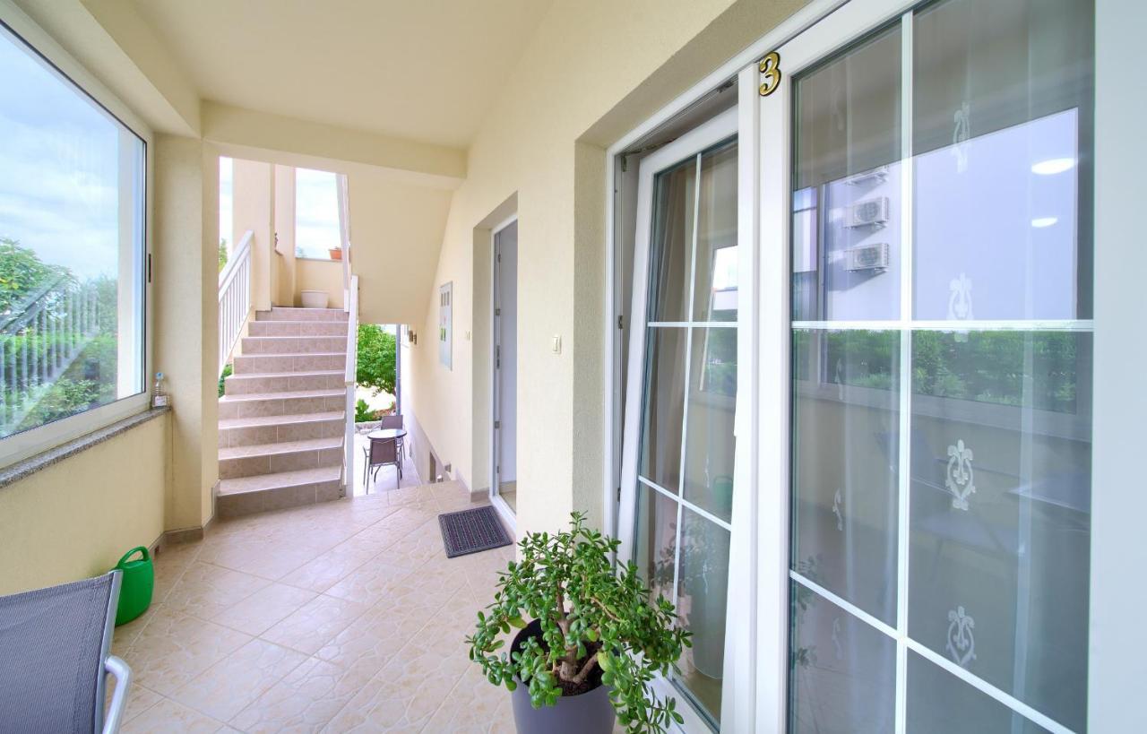 Apartmani Mara Matic Малинска Экстерьер фото